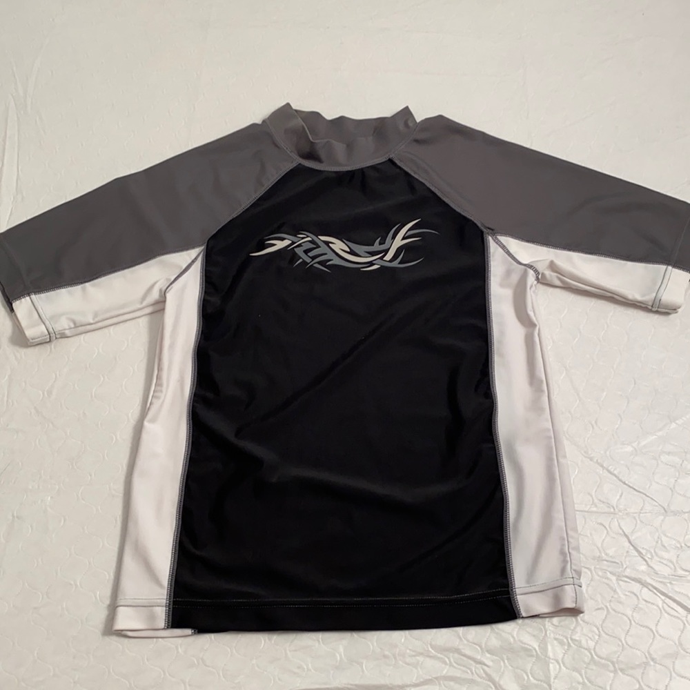 Unbranded black white gray three quarter sleeve rash guard